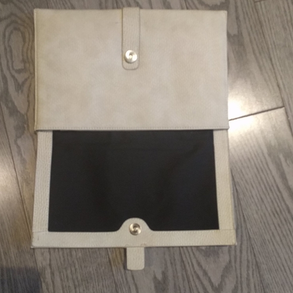 🌸 Beautiful beige couch by BCBG generation 🍀🌸 - Picture 7 of 8